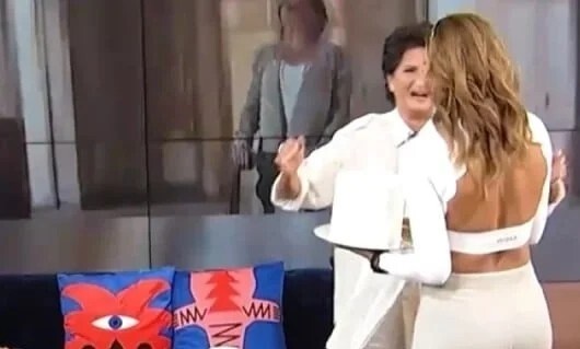 Μπούκαρε στην ΕΡΤ με λευκό κολάν και όλοι τα… έχασαν