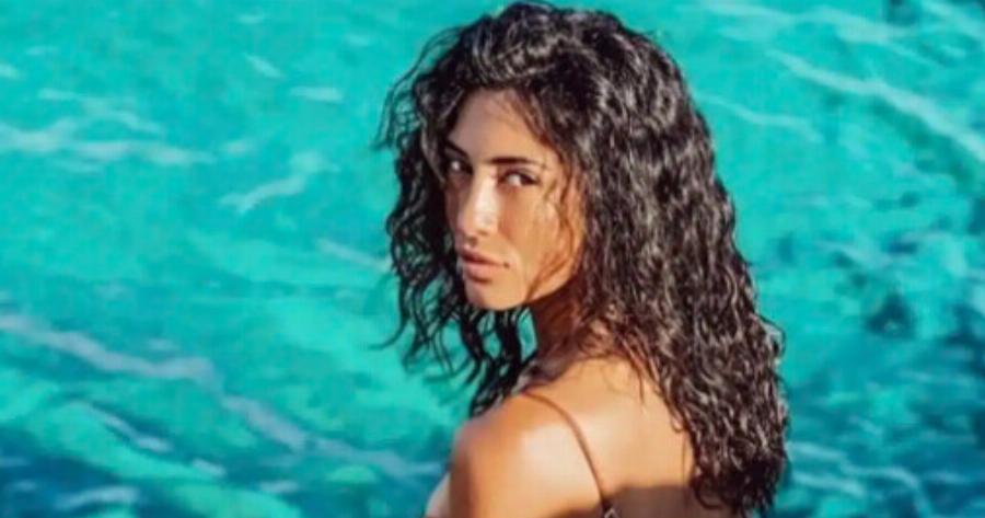 Καλλονή Ελληνίδα ποζάρει αγνώριστη άβαφη στις διακοπές της και δείχνει πως είναι η πραγματική ελληνική φυσική ομορφιά