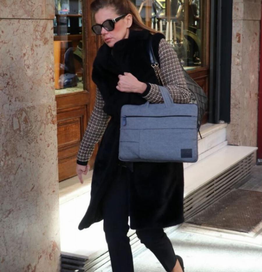 Δίδαξε στυλ, με πανωφόρι όνειρο: Τράβηξε τα βλέμματα η Ευγενία Μανωλίδου, σαν γαλαζοαίματη στο κέντρο της Αθήνας