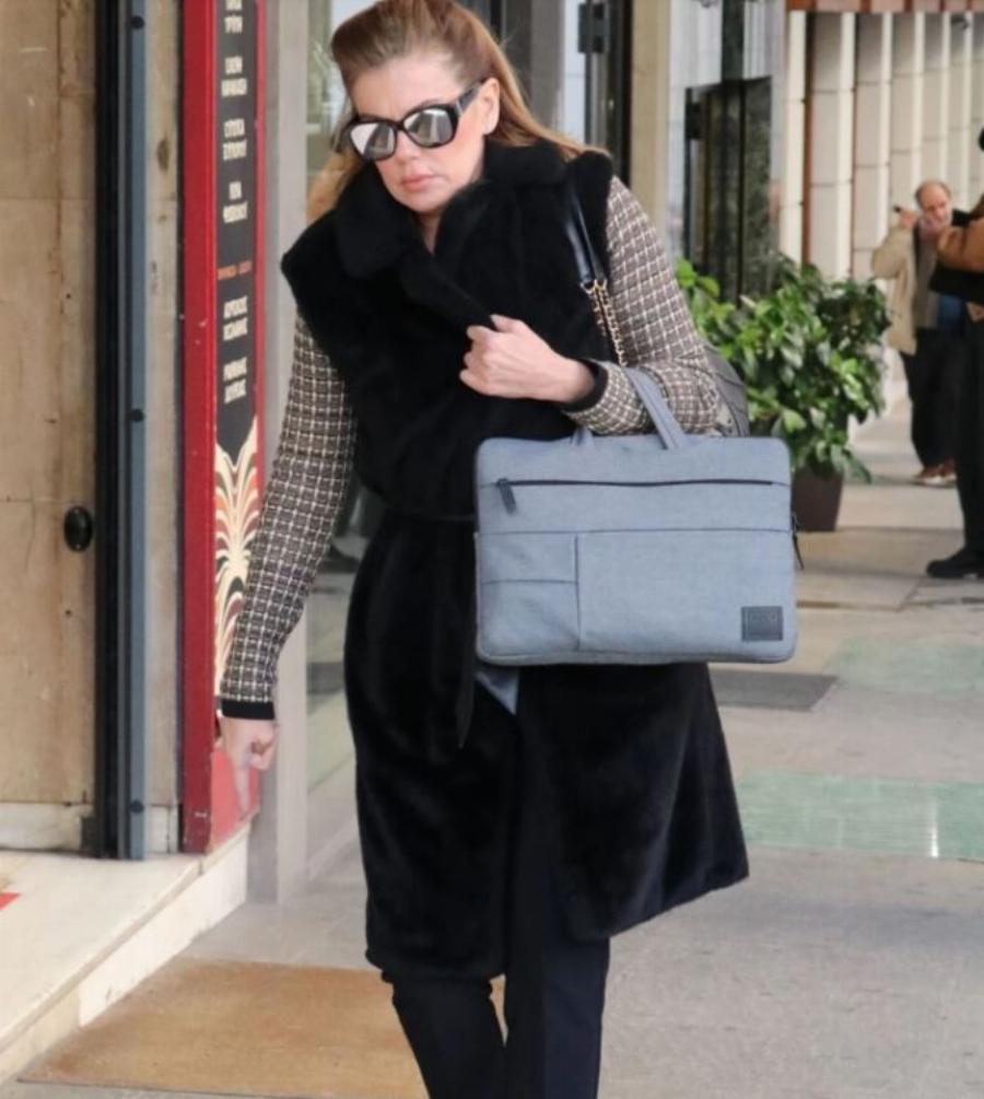 Δίδαξε στυλ, με πανωφόρι όνειρο: Τράβηξε τα βλέμματα η Ευγενία Μανωλίδου, σαν γαλαζοαίματη στο κέντρο της Αθήνας