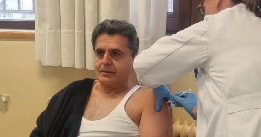 Xαμoς με άντρα στην Καστοριά που έκανε την 7η δόση του EμBoλiou για τον Kopωvoϊo
