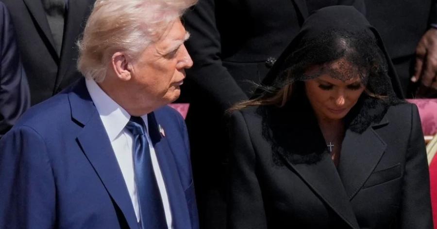 Λίγοι το είδαν: Έτσι έσωσε η Μελάνια τον Τράμπ στην κηδεία του Πάπα – Οι 4 καθoριστικές λέξεις της