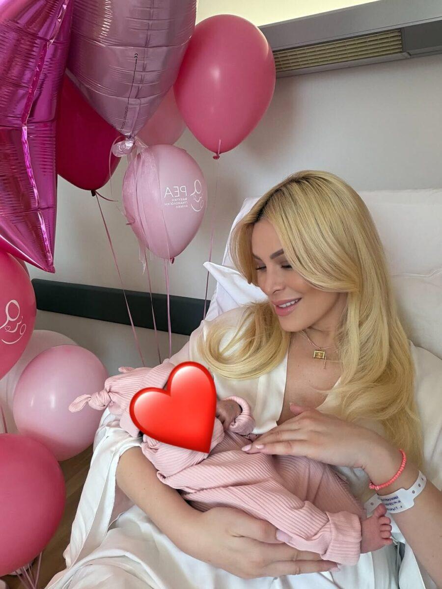 Κατερίνα Καινούργιου: Οι πρώτες φωτογραφίες με το μωρό και τον Παναγιώτη Κουτσουμπή – «Χάνομαι σε δάκρυα χαράς»