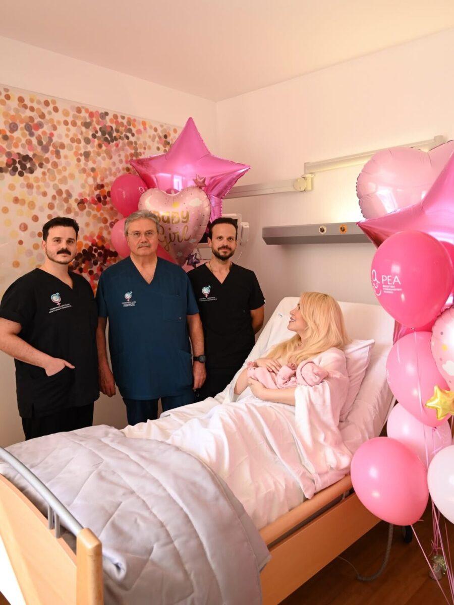 Κατερίνα Καινούργιου: Οι πρώτες φωτογραφίες με το μωρό και τον Παναγιώτη Κουτσουμπή – «Χάνομαι σε δάκρυα χαράς»