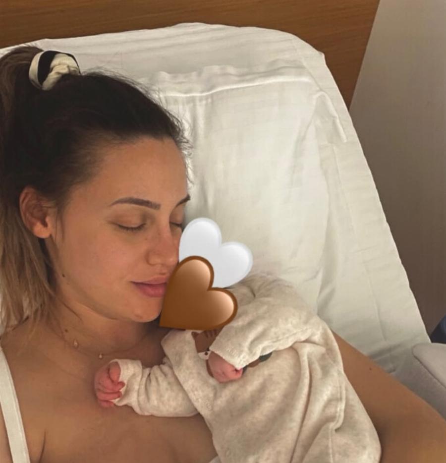 Γέννησε και πλεει σε πελάγη ευτυχίας η Κορακάκη: Μητέρα για 1η φορά