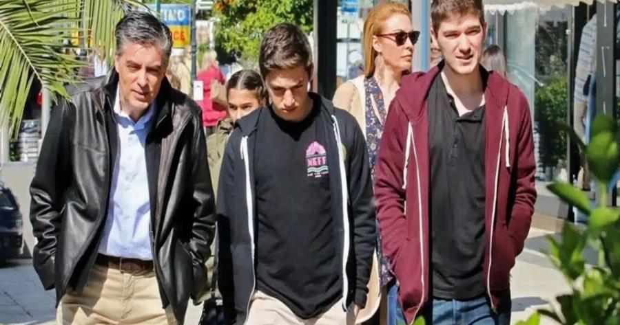 Την παντρεύτηκε ο πατέρας του όταν ήταν πολύ μικρός: Αυτή είναι η αλήθεια για τη σχέση του γιου του Νίκου Ευαγγελάτου με την Τατιάνα Στεφανίδου