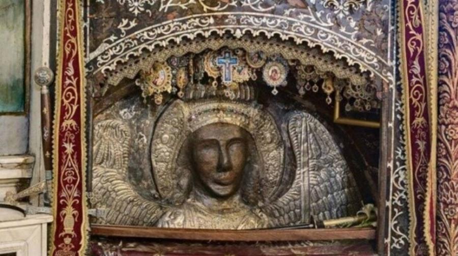 Προκαλεί ανατριχίλα το Μέγα Θαύμα του Ταξιάρχη Μανταμάδου: «Άνοιξαν τα κατάμαυρα σύννεφα και το αεροδρόμιο»