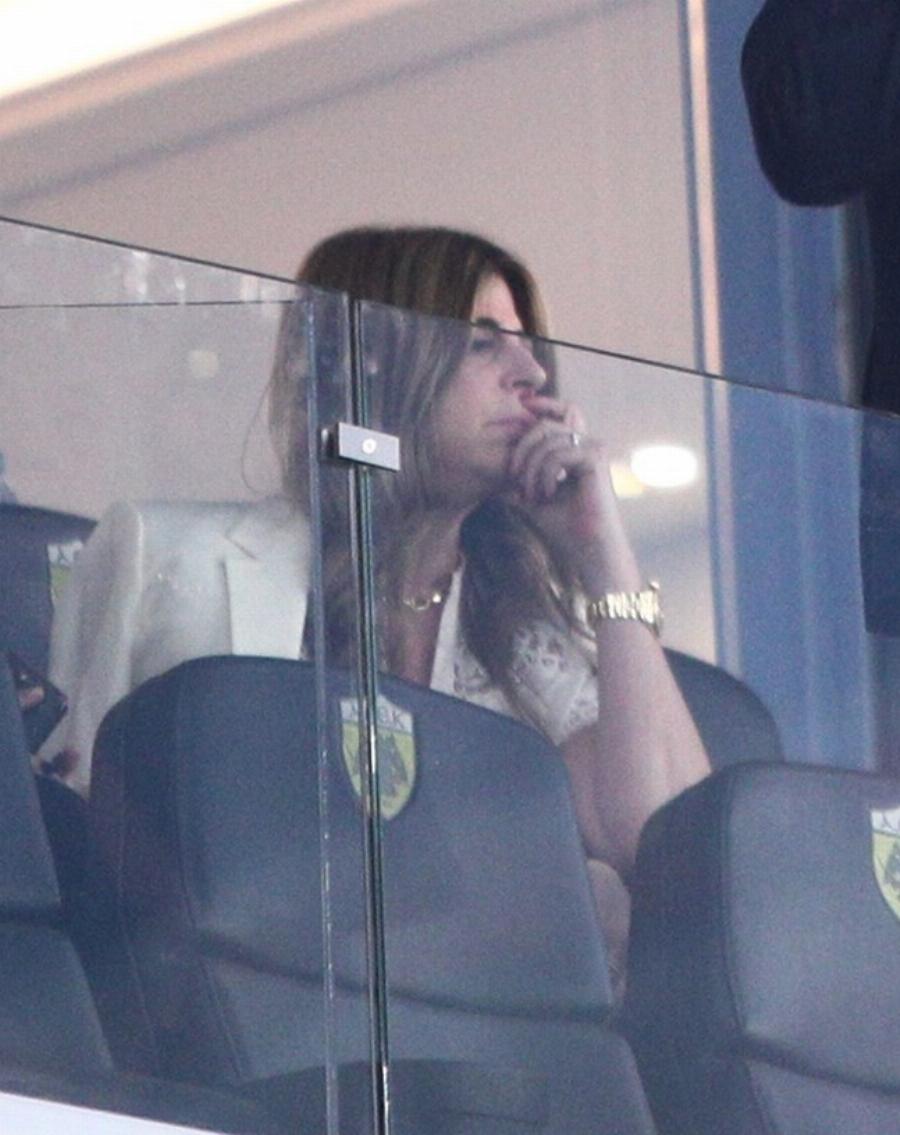 Όλες οι γυναίκες του Μαρινάκη: Οι κούκλες κόρες και η γυναίκα του παρακολούθησαν τον αγώνα ντυμένες σαν πριγκίπισσες