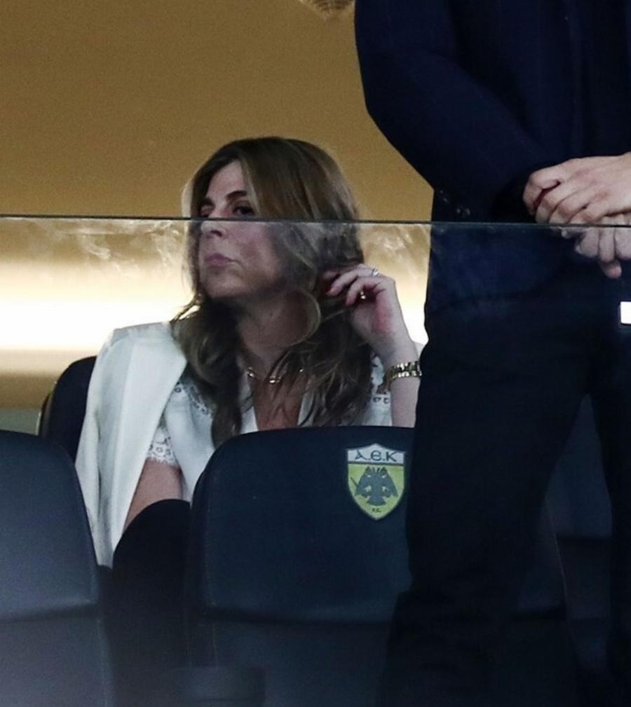 Όλες οι γυναίκες του Μαρινάκη: Οι κούκλες κόρες και η γυναίκα του παρακολούθησαν τον αγώνα ντυμένες σαν πριγκίπισσες