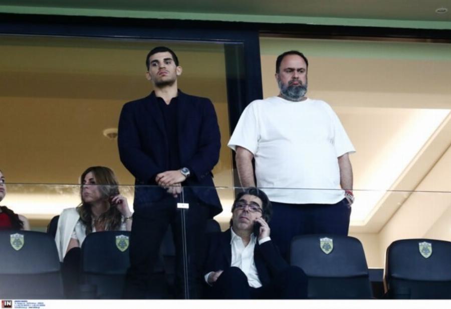 Όλες οι γυναίκες του Μαρινάκη: Οι κούκλες κόρες και η γυναίκα του παρακολούθησαν τον αγώνα ντυμένες σαν πριγκίπισσες