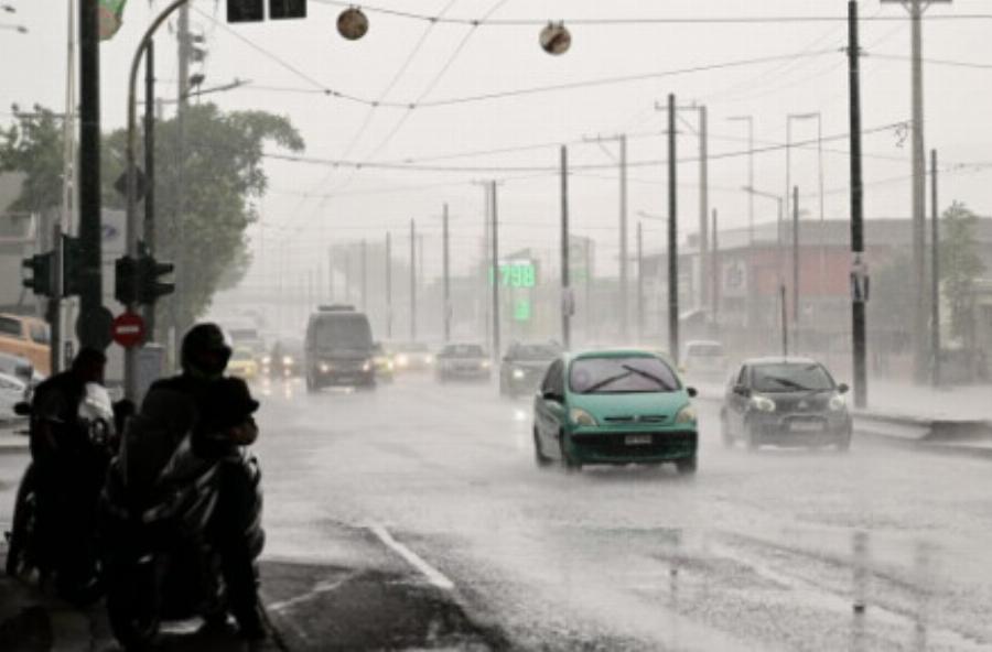 «Καμπανάκι» από Αρναούτογλου για τον καιρό: Σε αυτές τις 10 περιοχές θα ρίξει «καρέκλες»