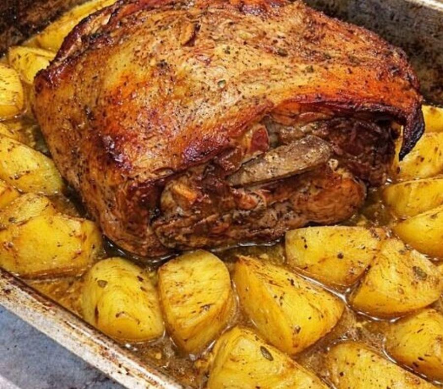 Το πιο ζουμερό χοιρινό στη γάστρα με μπύρα – Οι πατάτες λιώνουν και τραβάνε όλη τη σάλτσα!
