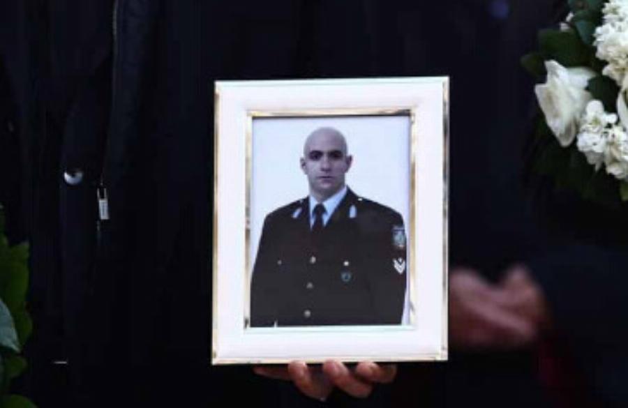 Aποκαλύφθηκε το μνημείο για τον Γιώργο Λυγγερίδη στην έδρα των ΜΑΤ