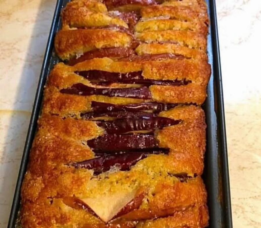 Αν έχετε δύο μήλα στο σπίτι και θέλετε ένα εύκολο γλυκό, αυτή η μηλόπιτα είναι η ιδανική επιλογή. Γίνεται γρήγορα, χωρίς μίξερ και με υλικά που υπάρχουν σχεδόν πάντα στην κουζίνα.