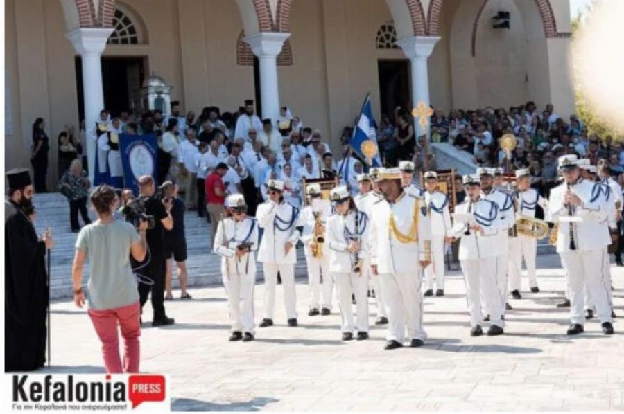 Κεφαλονιά: Πλήθος πιστών έκαναν αλυσίδα στο έδαφος για να περάσει το σκήνωμα του Αγίου Γερασίμου – Βίντεο