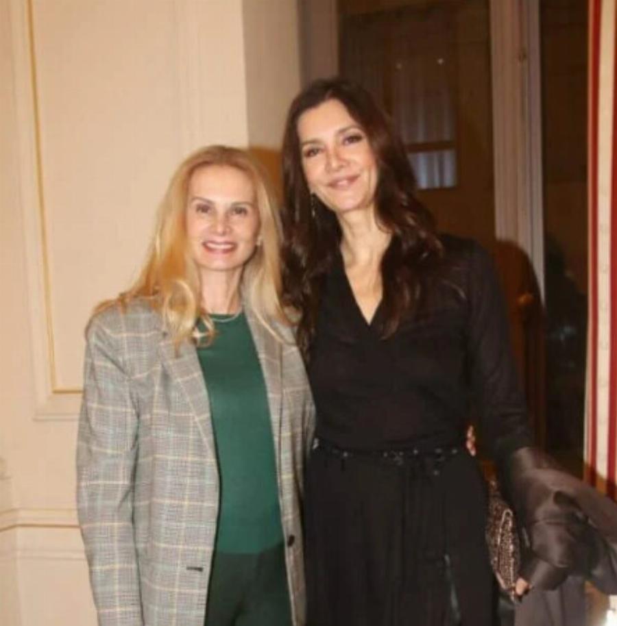 «Είσαι γαζέλα»: Η Κατερίνα Λέχου βγήκε με μίνι φόρεμα στα 56 της και έβαλε κάτω όλες τις 30άρες