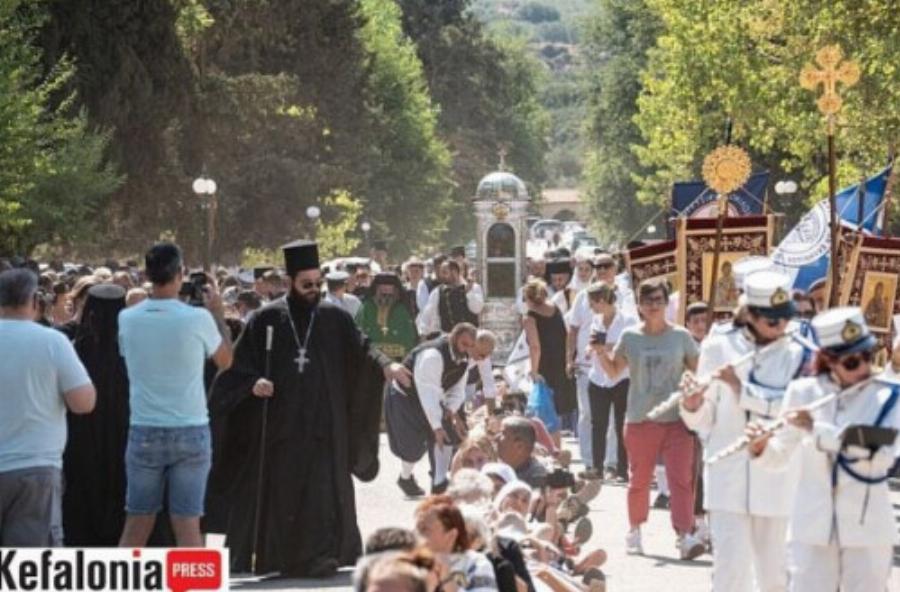 Κεφαλονιά: Πλήθος πιστών έκαναν αλυσίδα στο έδαφος για να περάσει το σκήνωμα του Αγίου Γερασίμου – Βίντεο
