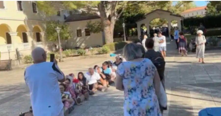 Κεφαλονιά: Πλήθος πιστών έκαναν αλυσίδα στο έδαφος για να περάσει το σκήνωμα του Αγίου Γερασίμου – Βίντεο