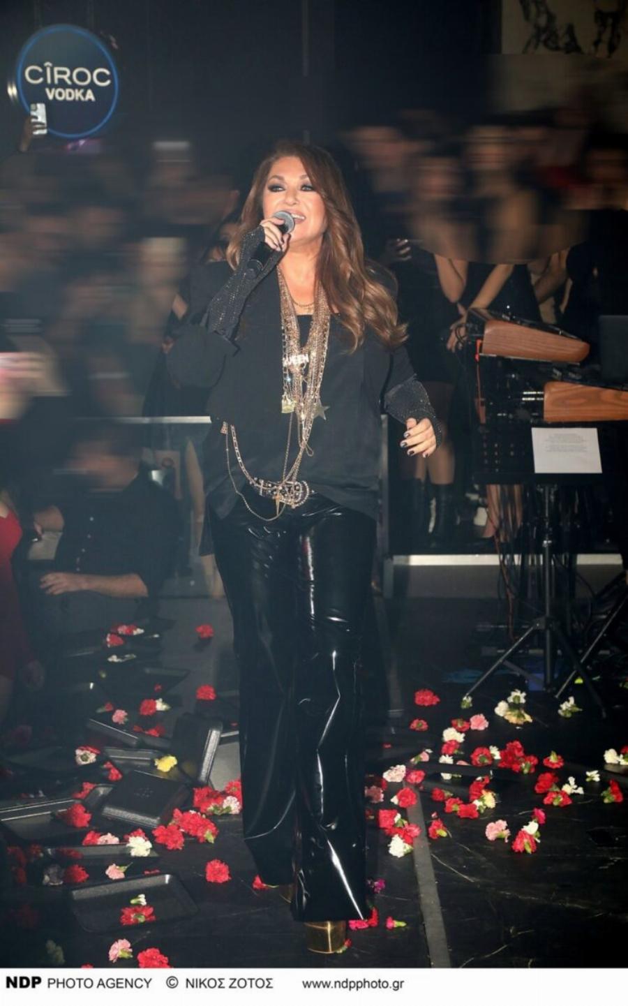 Υποκλίνεται ολόκληρη η χώρα: Η Καίτη Γαρμπή στα 62 φόρεσε αυτά πάνω στη σκηνή,τραγούδησε μαζί με τον κούκλο γιο της & αποθεώθηκε