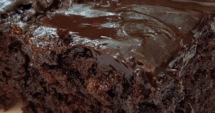 Η πιο εύκολη σοκολατόπιτα με σιρόπι – Απόλαυση!