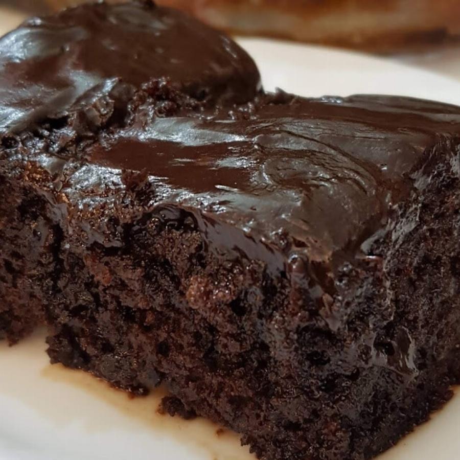 Η πιο εύκολη σοκολατόπιτα με σιρόπι – Απόλαυση!