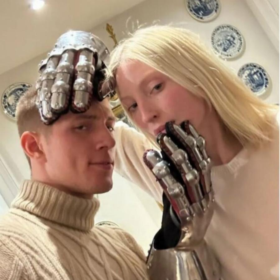 Χαμογελάει από ψηλά ο παππούς του: Ο Κωνσταντίνος Αλέξιος ανοίγει τα φτερά του στο Χόλιγουντ, περήφανη η Μαρί Σαντάλ