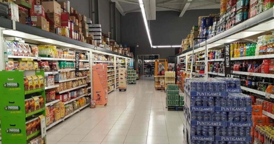 Το σούπερ μάρκετ που «φέρνει τα πάνω κάτω»: «Κόβει» στο μισό τις τιμές πολλών προϊόντων