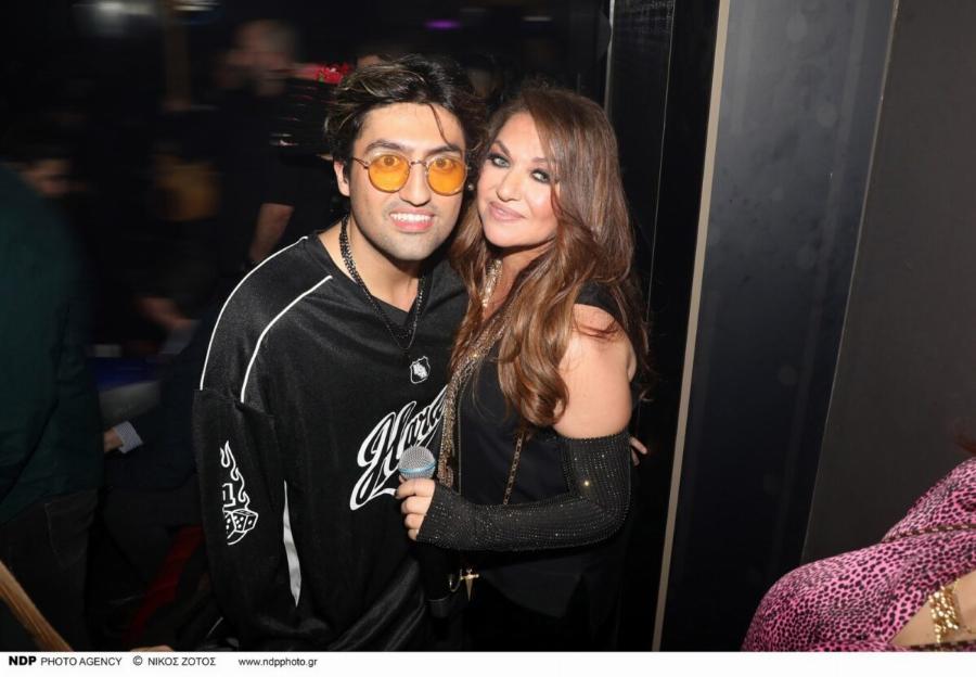 Υποκλίνεται ολόκληρη η χώρα: Η Καίτη Γαρμπή στα 62 φόρεσε αυτά πάνω στη σκηνή,τραγούδησε μαζί με τον κούκλο γιο της & αποθεώθηκε