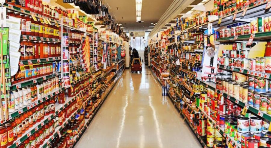 Το σούπερ μάρκετ που «φέρνει τα πάνω κάτω»: «Κόβει» στο μισό τις τιμές πολλών προϊόντων