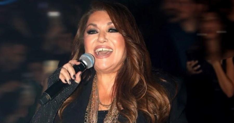 Υποκλίνεται ολόκληρη η χώρα: Η Καίτη Γαρμπή στα 62 φόρεσε αυτά πάνω στη σκηνή,τραγούδησε μαζί με τον κούκλο γιο της & αποθεώθηκε