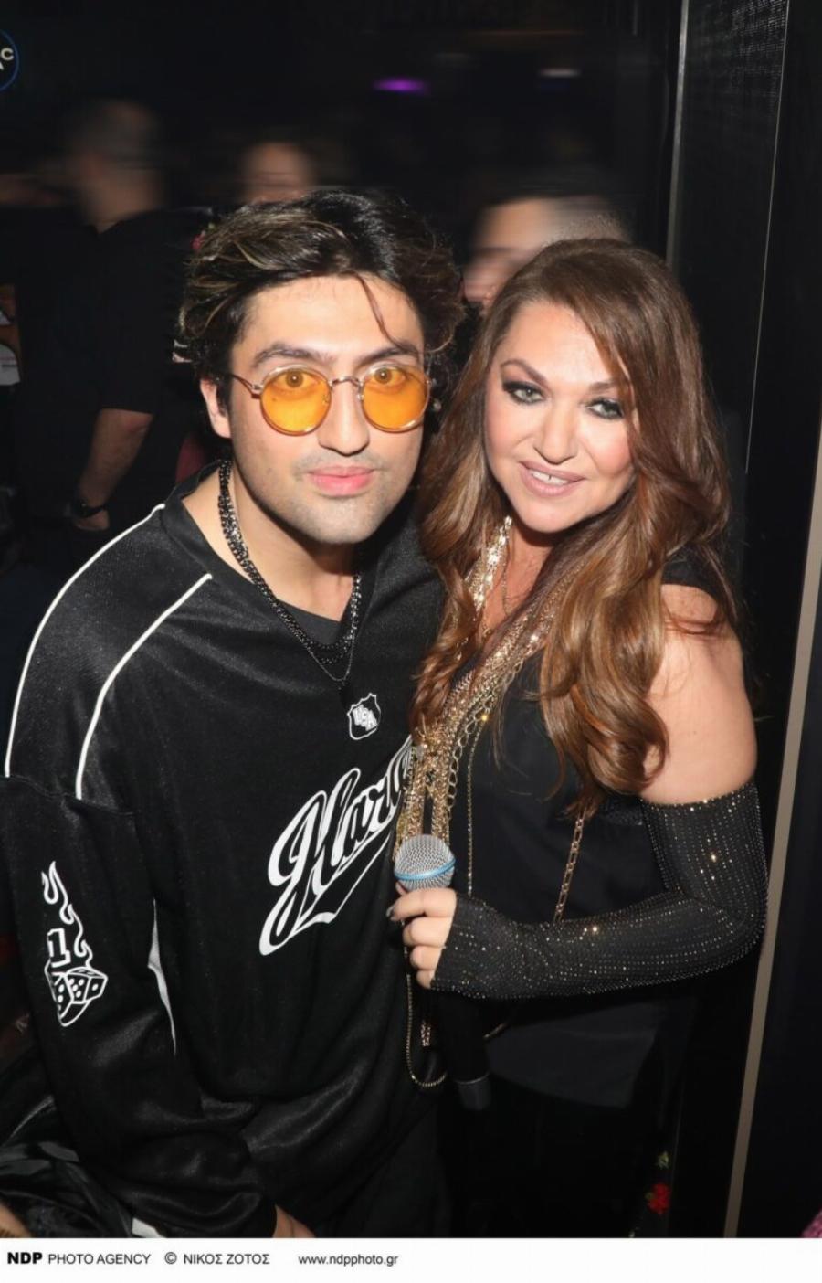 Υποκλίνεται ολόκληρη η χώρα: Η Καίτη Γαρμπή στα 62 φόρεσε αυτά πάνω στη σκηνή,τραγούδησε μαζί με τον κούκλο γιο της & αποθεώθηκε