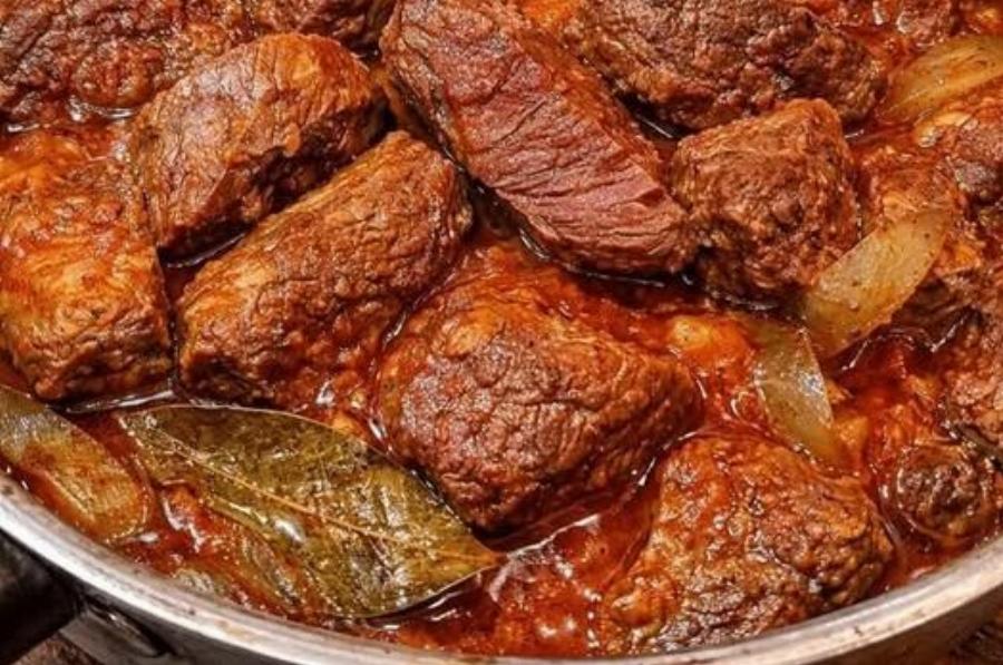 Μοσχάρι κοκκινιστό: Η παραδοσιακή συνταγή για ζουμερό και μαλακό αποτέλεσμα