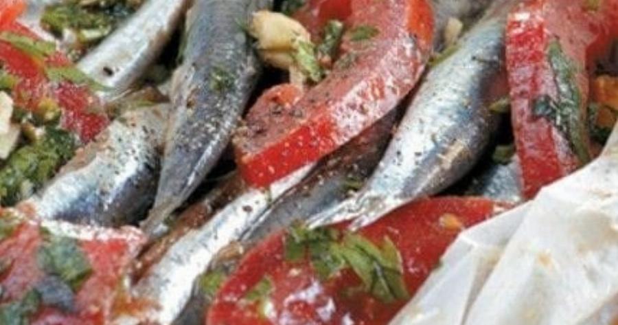 Ο πιο νόστιμος γαύρος στη λαδόκολλα με ντομάτα και μυρωδικά