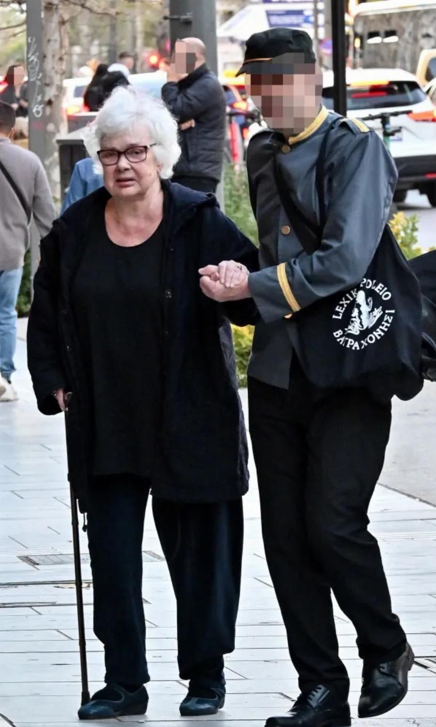 Ξένια Καλογεροπούλου: Σπάνια δημόσια εμφάνιση της σπουδαίας ηθοποιού στο κέντρο της Αθήνας