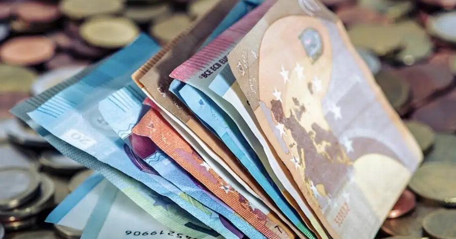 Κλειδώνει η αύξηση του κατώτατου μισθού την 1η Απριλίου: Ποια 20 επιδόματα «συμπαρασύρει» και πού φτάνει ο μέσος μισθός