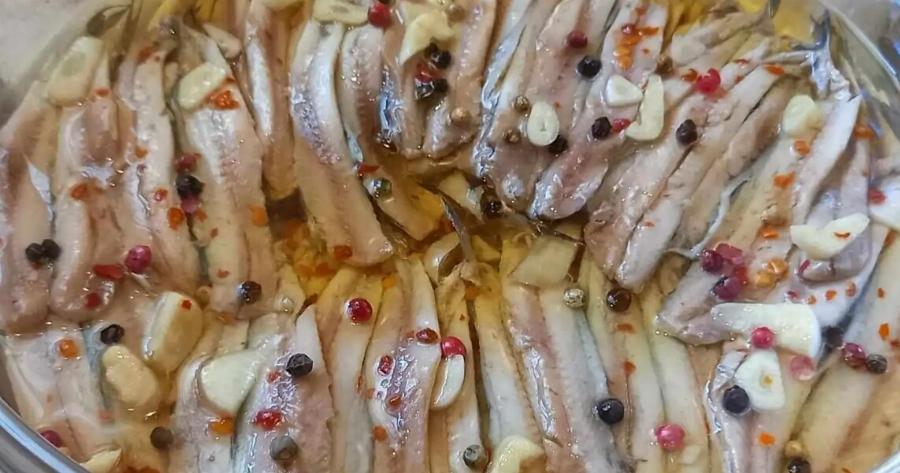 Ο σπιτικός γαύρος μαρινάτος που γίνεται καλύτερος από της ταβέρνας