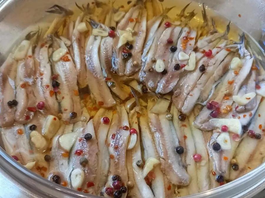 Ο σπιτικός γαύρος μαρινάτος που γίνεται καλύτερος από της ταβέρνας