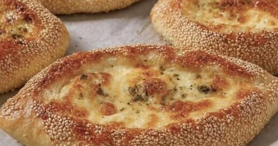 Τουρκικά πιδέ με τυρί και σουσάμι: Η εύκολη συνταγή για αφράτα σπιτικά πιτάκια