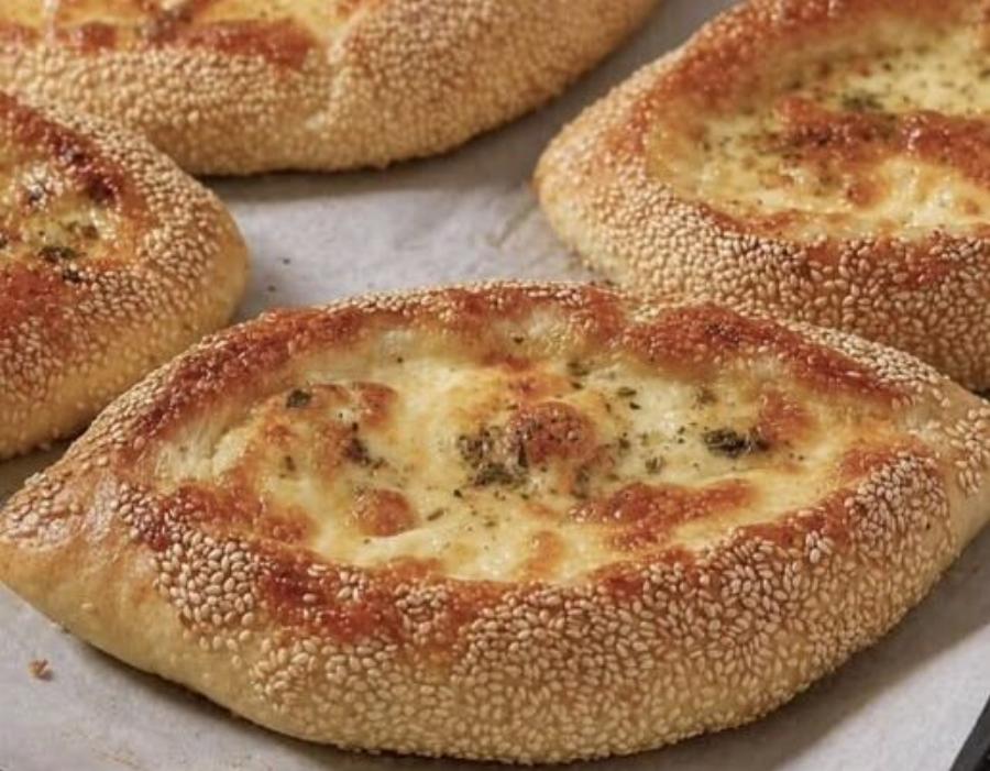 Τουρκικά πιδέ με τυρί και σουσάμι: Η εύκολη συνταγή για αφράτα σπιτικά πιτάκια
