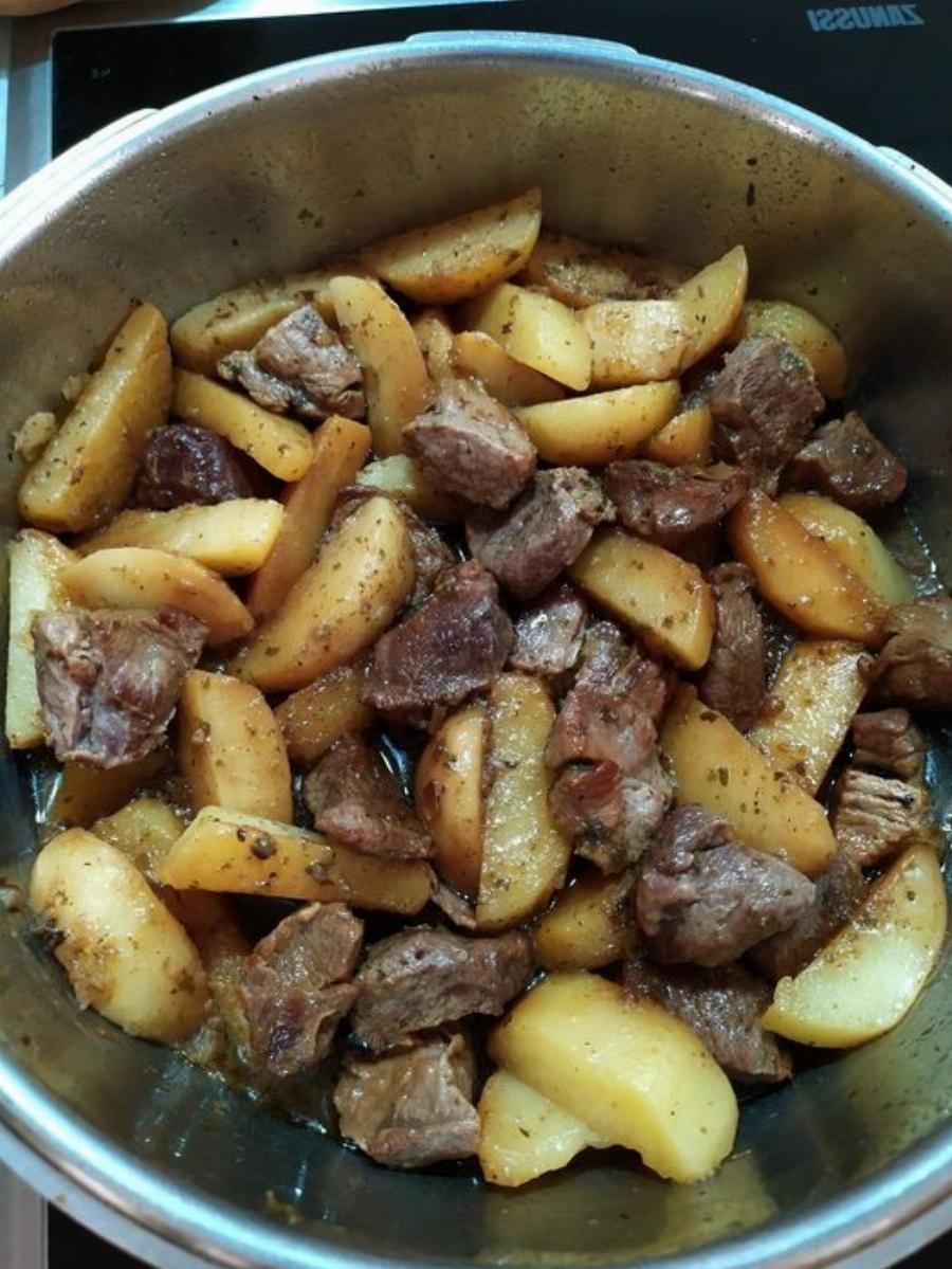 Το χοιρινό με πατάτες που γίνεται σε 20 λεπτά και λιώνει στο στόμα