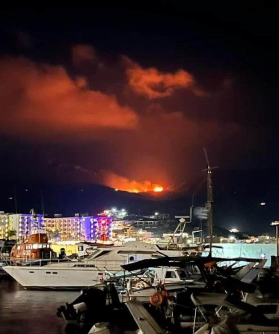 ΕΚΤΑΚΤΟ ΤΩΡΑ – Μεγάλη φωτιά σε ελληνικό νησί μέσα στη νύχτα – Συναγερμός στην Πυροσβεστική