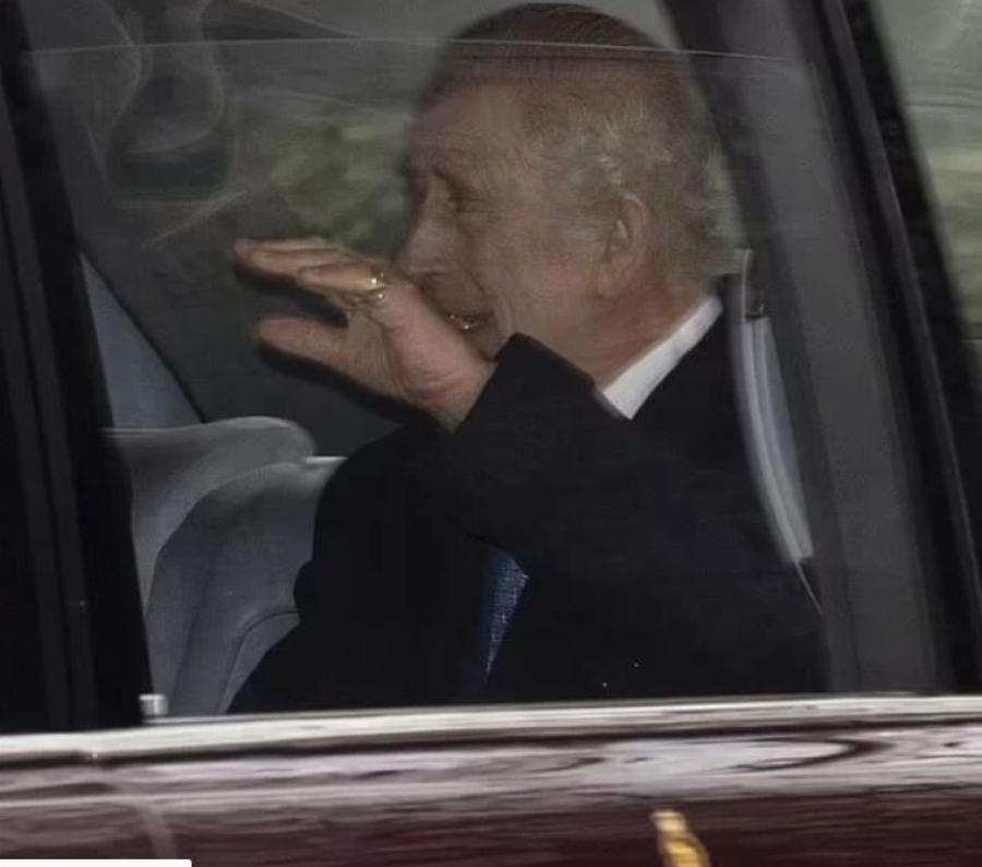 Κάνει το γύρο του πλανήτη: Ξανά με ελληνική γραβάτα ο Κάρολος, προς τıμήν του τέως Βασιλιά Κωνσταντίνου