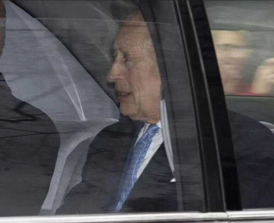 Κάνει το γύρο του πλανήτη: Ξανά με ελληνική γραβάτα ο Κάρολος, προς τıμήν του τέως Βασιλιά Κωνσταντίνου