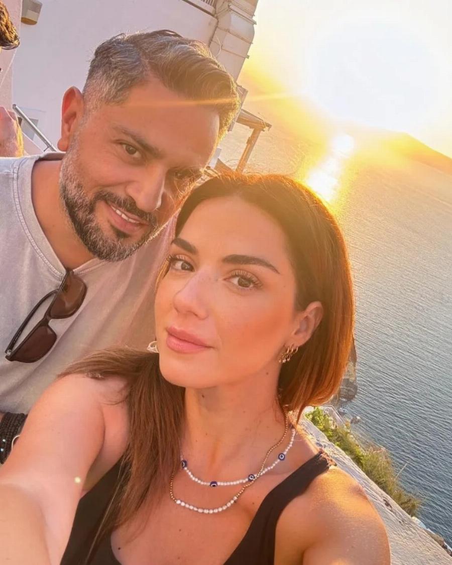 Πιο ερωτευμένοι από ποτέ: Βάσω Λασκαράκη και Λευτέρης Σουλτάτος απολαμβάνουν τις διακοπές τους στη Σαντορίνη – Οι τρυφερές φωτο