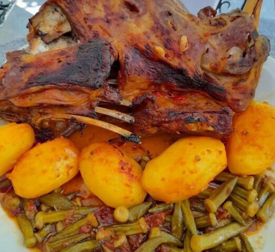 Κατσίκι στον φούρνο με μπάμιες – Ακόμα και όσοι δεν τις τρώνε θα ζητήσουν δεύτερο πιάτο!