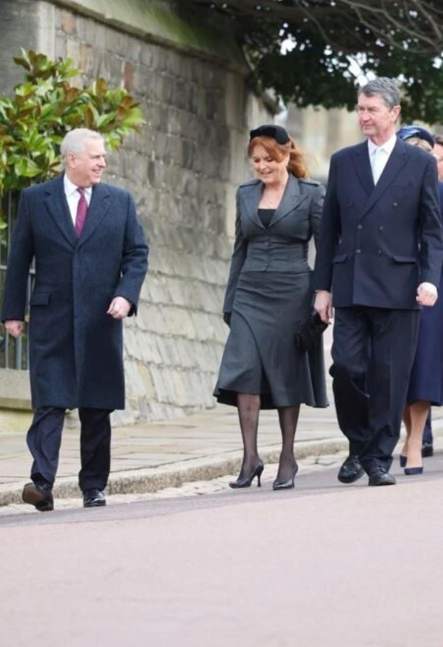 Μνημόσυνο Βασιλιά Κωνσταντίνου: Ο κούκλος γιος της Μαρί Σαντάλ και του Παύλου, όλες κοιτούσαν εκείνον