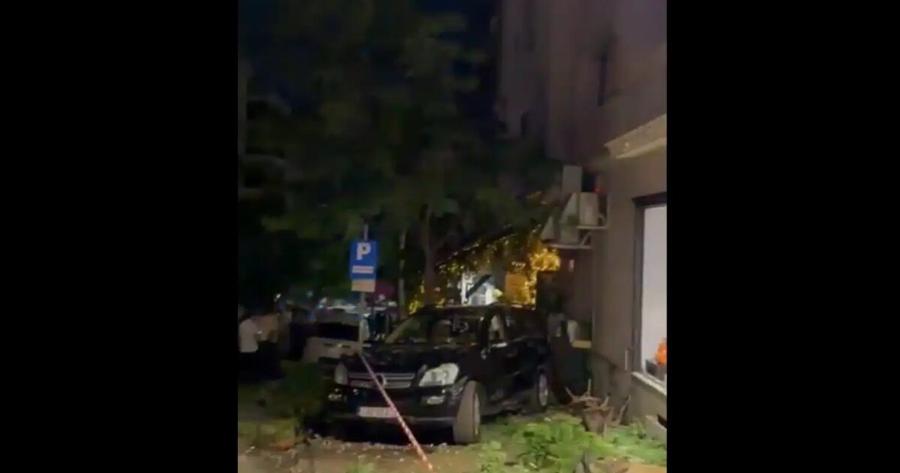 Σοκ στο Κολωνάκι: ΙΧ έπεσε σε εστιατόριο, 12 τραυματίες