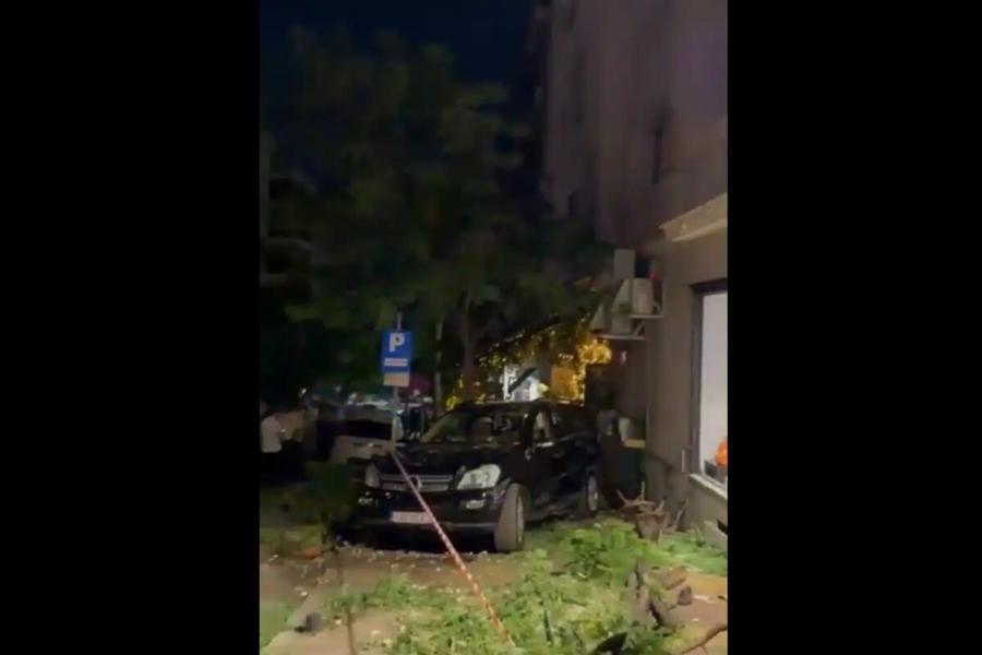 Σοκ στο Κολωνάκι: ΙΧ έπεσε σε εστιατόριο, 12 τραυματίες