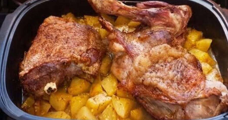 Κατσικάκι στη γάστρα με μελωμένες πατάτες – Παραδοσιακή πασχαλινή συνταγή