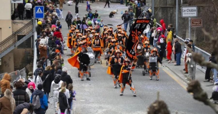 ΕΚΤΑΚΤΟ ΤΩΡΑ: ΕΚΡΗΞΗ ΣΕ ΚΑΡΝΑΒΑΛΙΚΗ ΕΚΔΗΛΩΣΗ – ΤΟΥΛΑΧΙΣΤΟΝ 11 ΤΡΑΥΜΑΤΙΕΣ